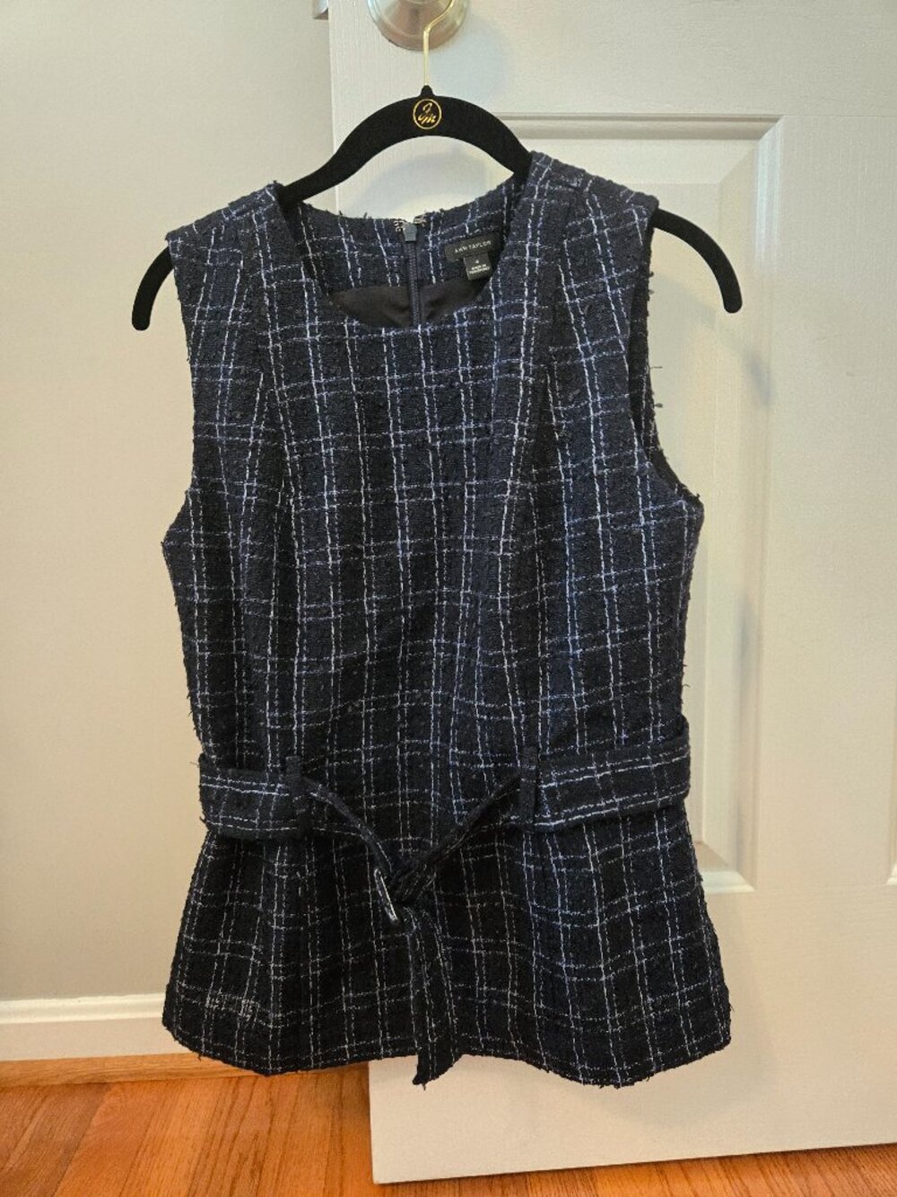 NWT Womens Ann Taylor size 4 navy blue belted top